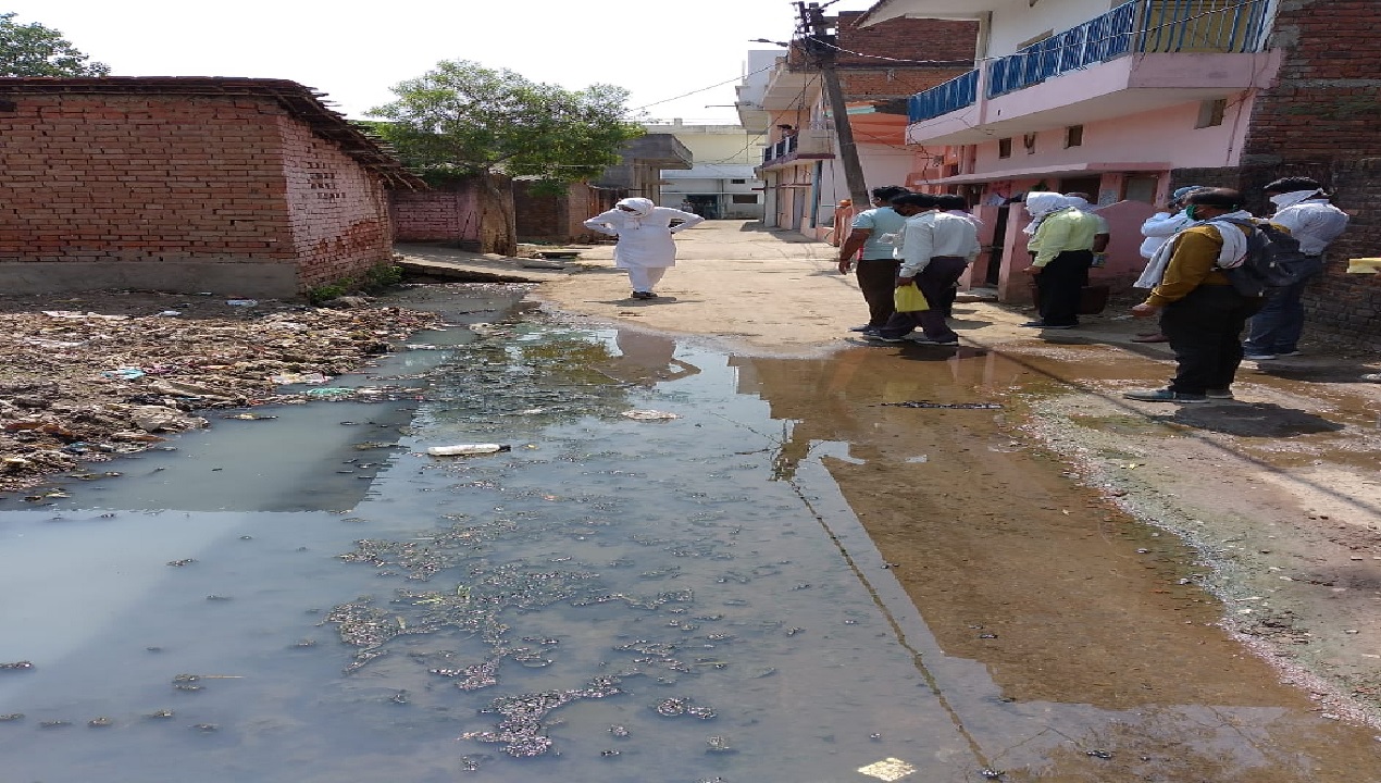 REWA : गंदगी देख चकित रह गये सांसद, टूटी नाली के चलते बनी हुई है समस्या, मौजूद है दो कोविड मरीज REWA : गंदगी देख चकित रह गये सांसद, टूटी नाली के चलते बनी हुई है समस्या, मौजूद है दो कोविड मरीज